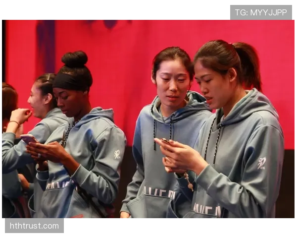 李盈莹地铁自拍,腕表亮得像能买套房 李盈莹地铁自拍,腕表亮得像能买套房